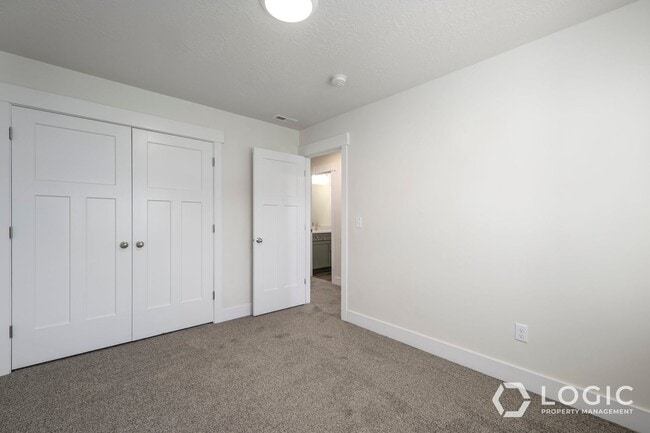 Building Photo - Beautiful New Townhome!