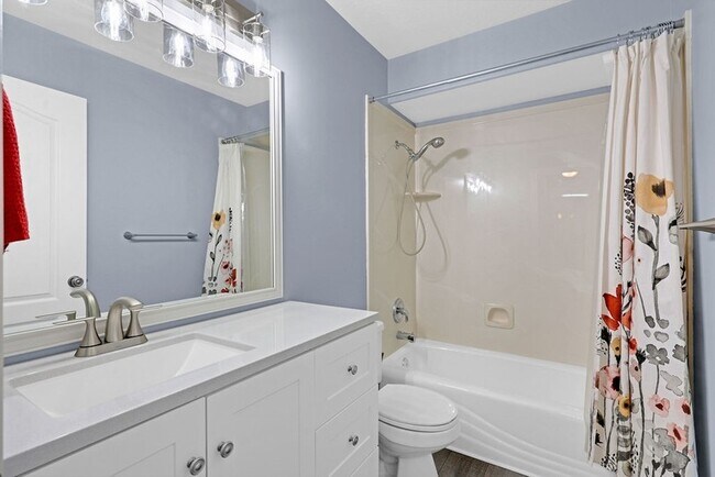 Building Photo - 2093 E View Dr