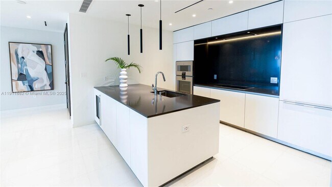 Building Photo - 300 Biscayne Blvd Way