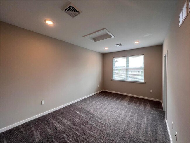 Building Photo - 5064 E Valley Rd