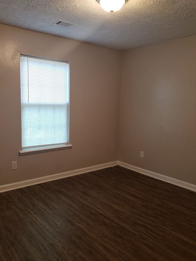 Building Photo - Spacious Ranch-Style 3 Bedroom Home with Bonus room Large back yard!