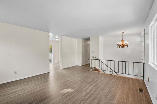 Building Photo - 5Bd/2Ba Bellevue Home
