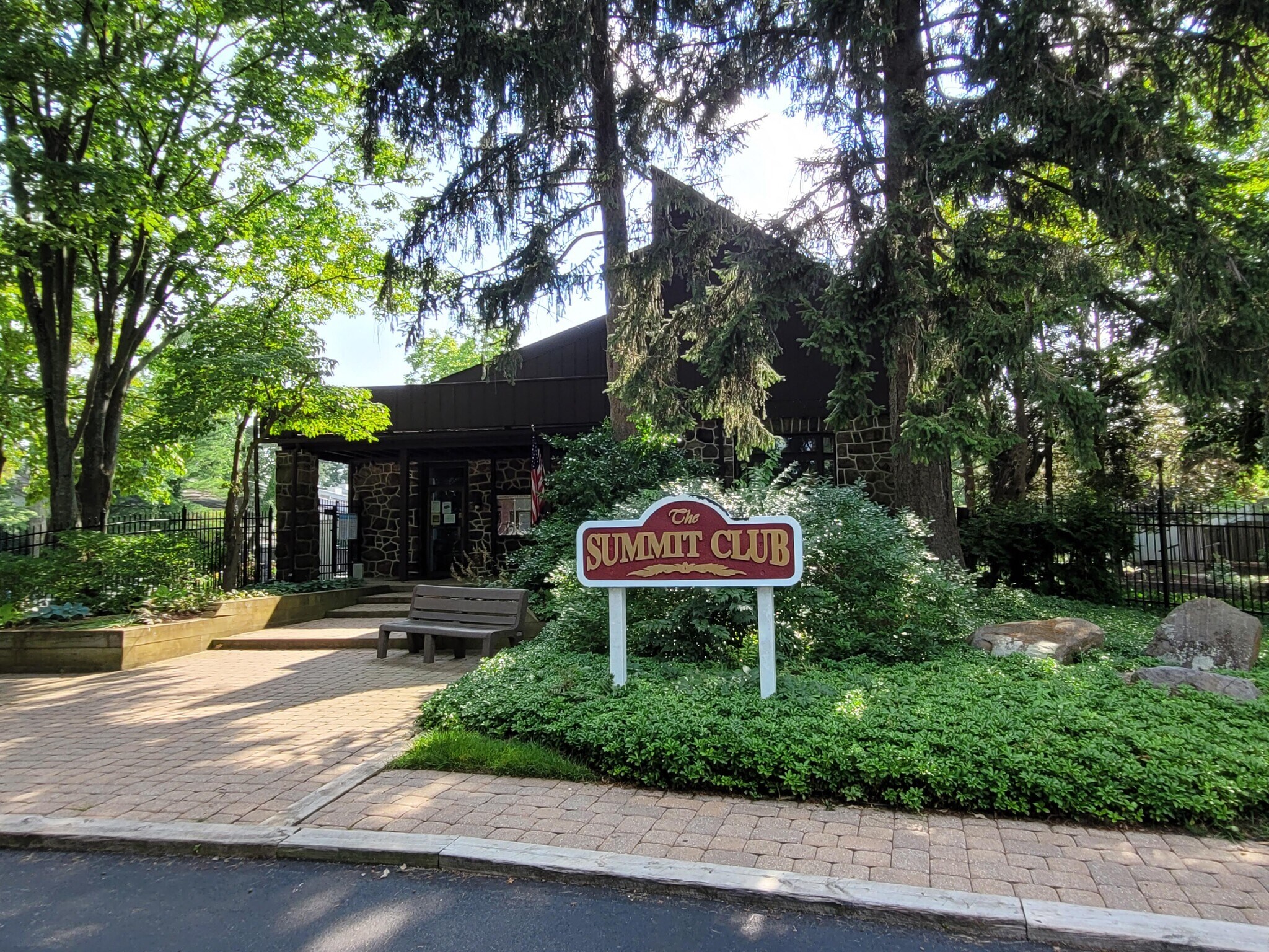 Building Photo - 624 Summit House