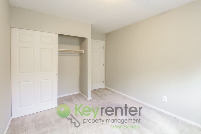 Building Photo - Spacious 4 Bedroom with Open Floor Plan and AC