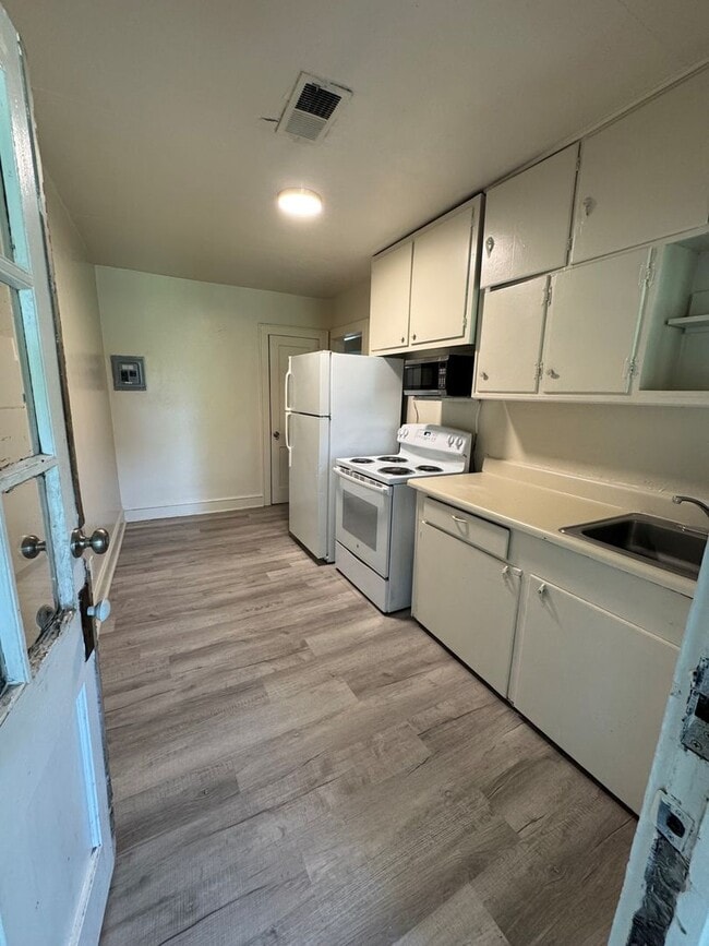Building Photo - 1 bedroom 1 bathroom condo