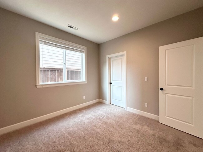 Building Photo - Stunning Modern 5 Bed 3 Bath Home in North...