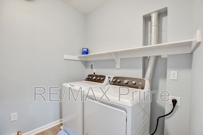 Building Photo - 1720 Vankar Dr