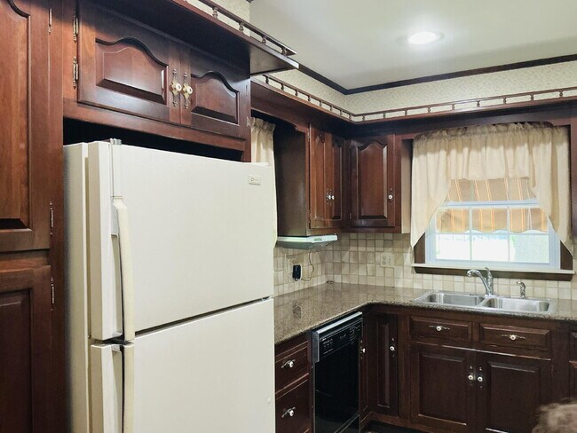 Building Photo - "Charming 3-Bedroom Home with 2 Full Baths...