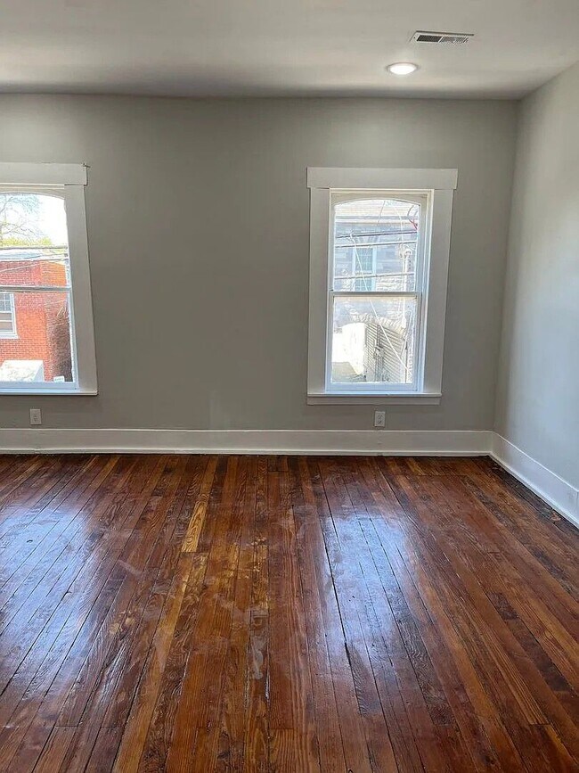 Building Photo - 522 Manor St
