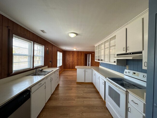 Building Photo - 3 BR Home with Large Yard & 2-Car Garage in Hampstead