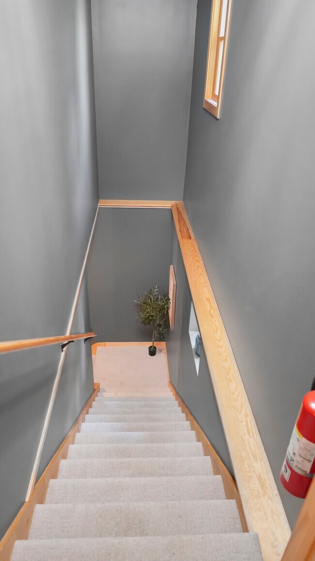 Building Photo - 15955 Bayview Dr NE