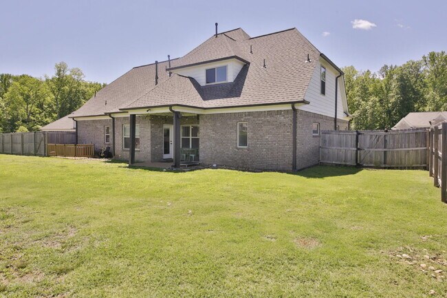 Building Photo - Luxurious 5 bedroom home in Atoka has it all!