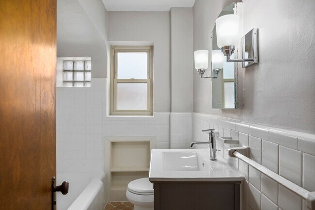 Building Photo - 5823 Lindenwood Ave