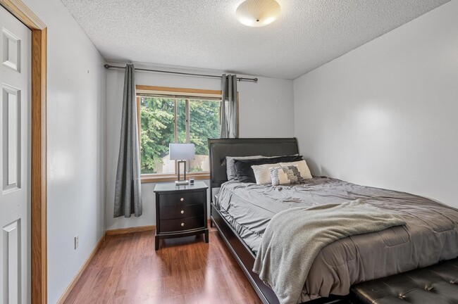 Building Photo - 852 Sunrise Dr