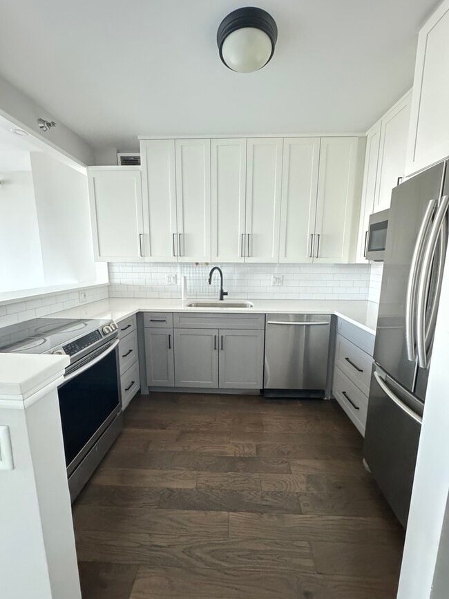 Building Photo - 400 N La Salle Dr