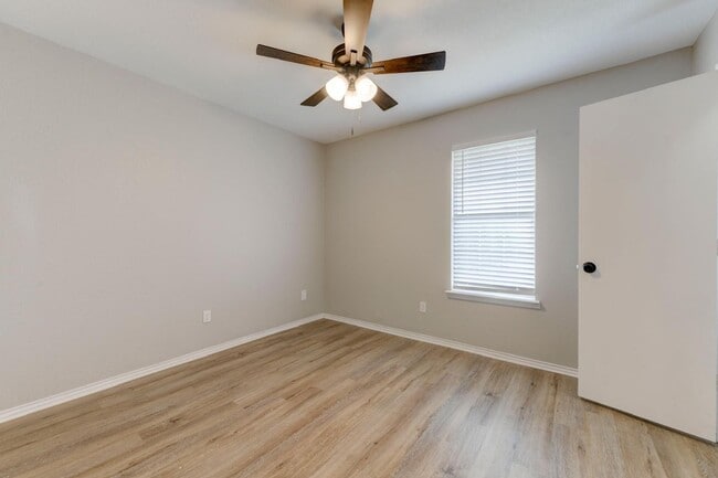 Building Photo - AVAILABLE NOW!