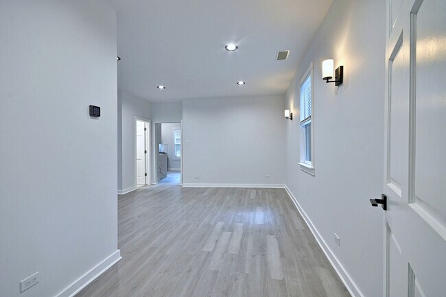 Building Photo - 2932 N Lakewood Ave