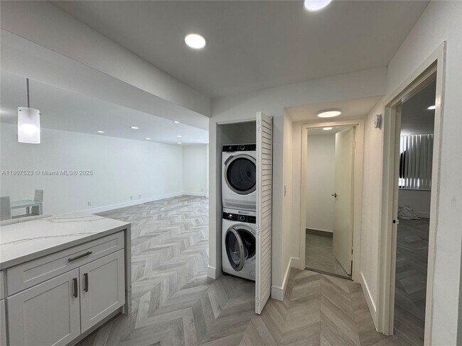 Building Photo - 1800 Collins Ave