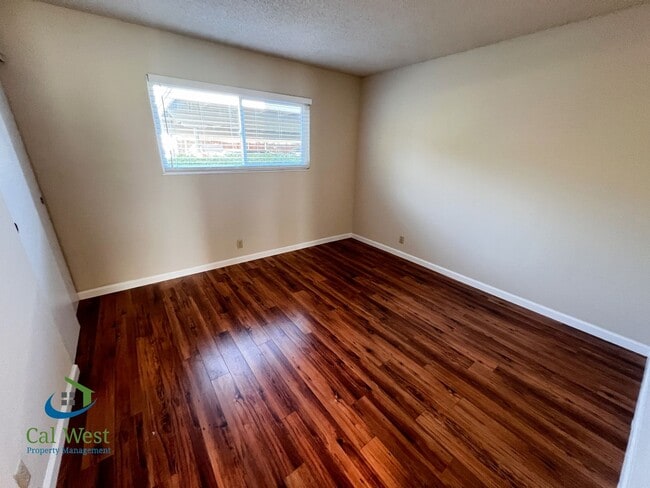 Building Photo - $2,895 Cute cozy 2/1 Condominium in South ...