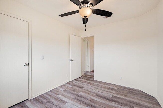 Building Photo - 104 Pond Way