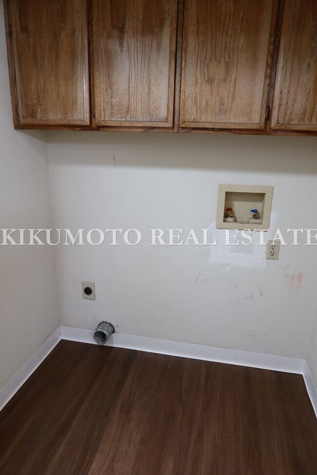 Building Photo - Pocket 3 Bedroom, 2 Bath Half-plex