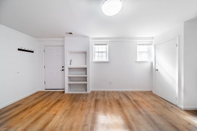 Building Photo - 236 Christopher Columbus Dr