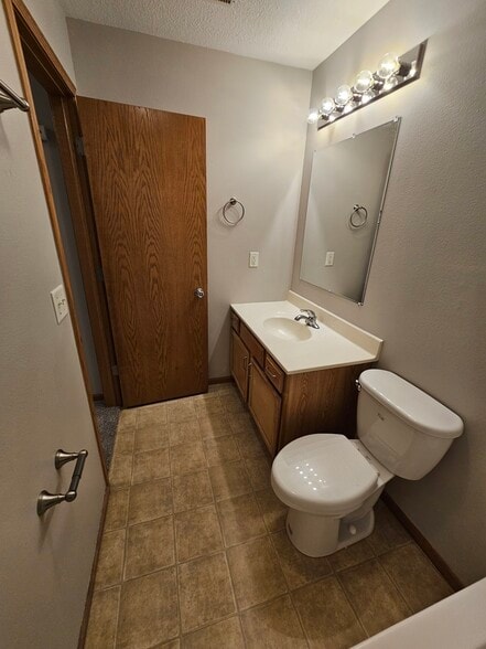 Guest Bathroom (1 of 4) - 1992 50th Street