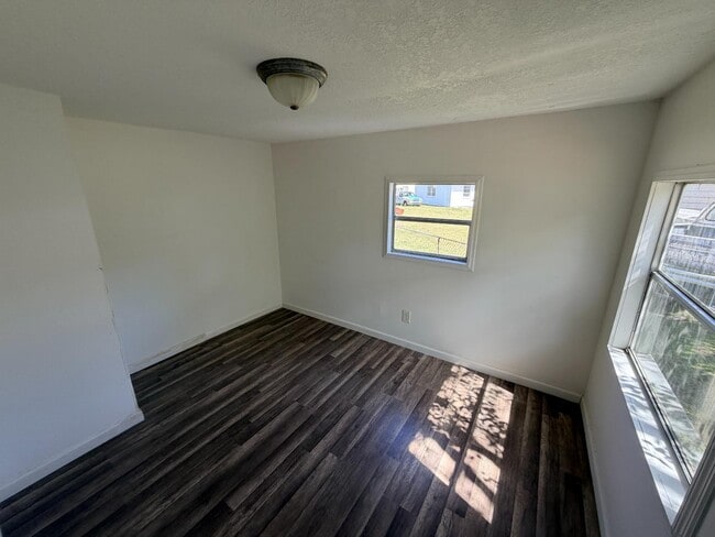 Building Photo - 2545 Park Dr