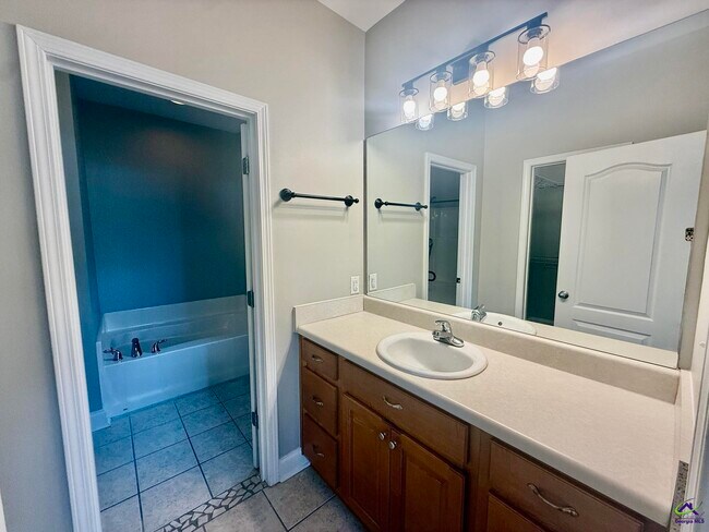 Building Photo - 634 Post Oak Way
