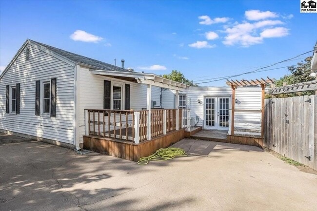 Building Photo - Beautiful 4-Bedroom, 1.5 Bathroom Home