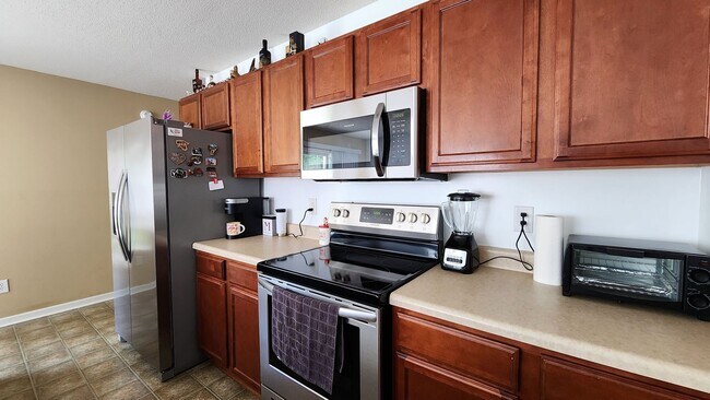 Building Photo - Beautiful 3 bed 2 1/2 bath townhome in a g...