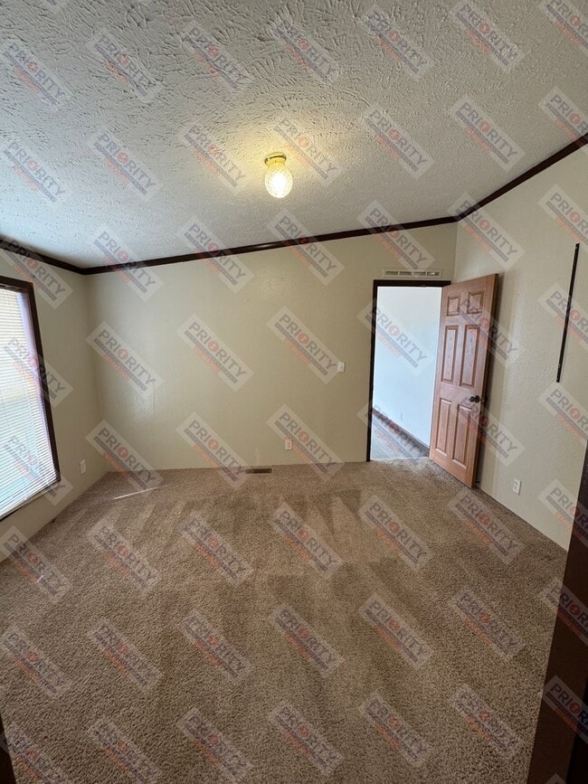 Building Photo - Spacious 4 bedroom single family home