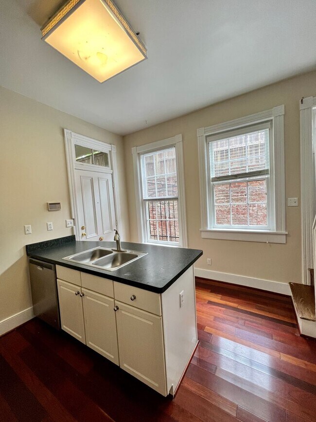 Building Photo - 212 W Main St