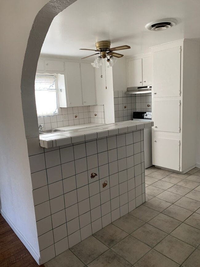 Building Photo - 3 Bedroom 2 Bath Home