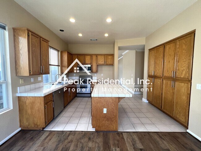 Building Photo - Wonderful Roseville 3bd/2ba House With 3 C...