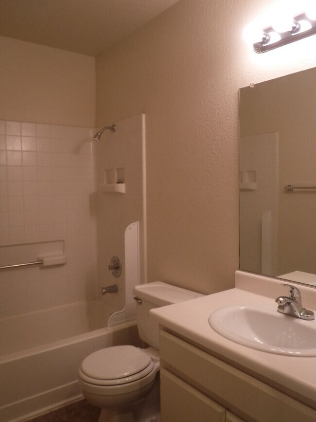 Building Photo - Great Neighborhood Close to Schools and Sh...