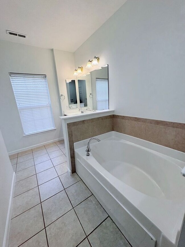 Building Photo - Charming 3 beds 2.5 baths in The Reserves of Beavercreek!