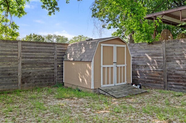 Building Photo - 1120 1/2 Tillery St