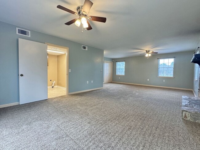 Building Photo - MOVE-IN READY!  [PET FRIENDLY]