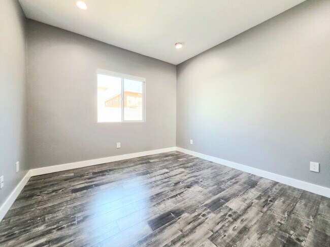 Building Photo - 631 W 83rd St