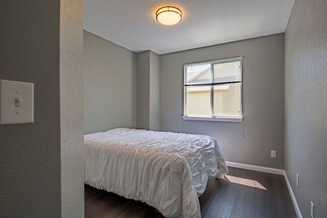 Building Photo - Immaculate 4B/3B in Superior - Available July 5th