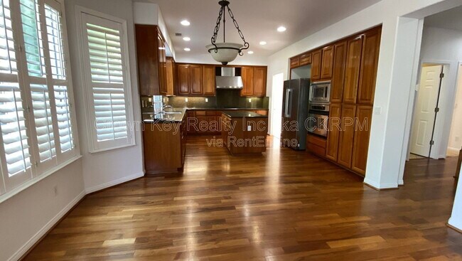 Building Photo - 1030 Eastlake Cir