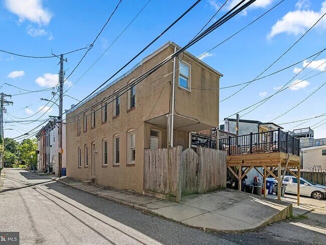 Building Photo - 18 S Madeira St