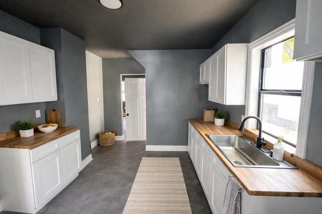 Building Photo - 230 W 29th St