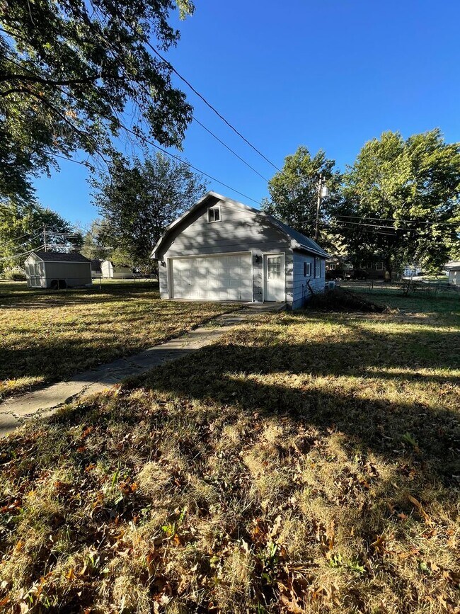 Building Photo - NEW ON THE MARKET– Charming 3bd/1ba Ranch ...