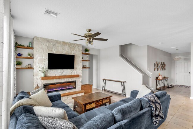 Building Photo - Spacious 5-Bedroom Home with Resort-Style ...