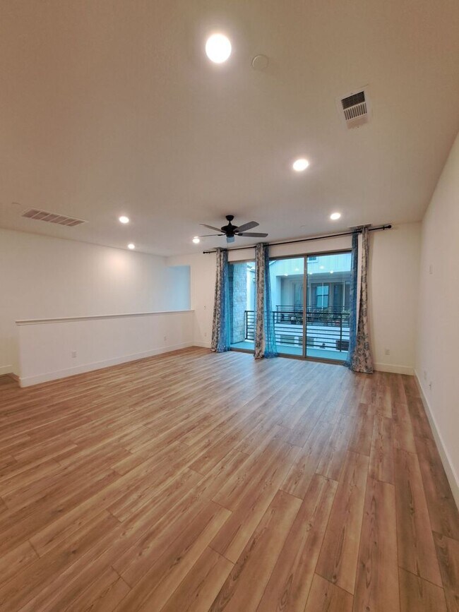 Building Photo - Fresno 3BR Pet-Friendly Townhouse with Community Amenities!