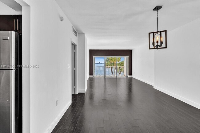 Building Photo - 500 Bayview Dr