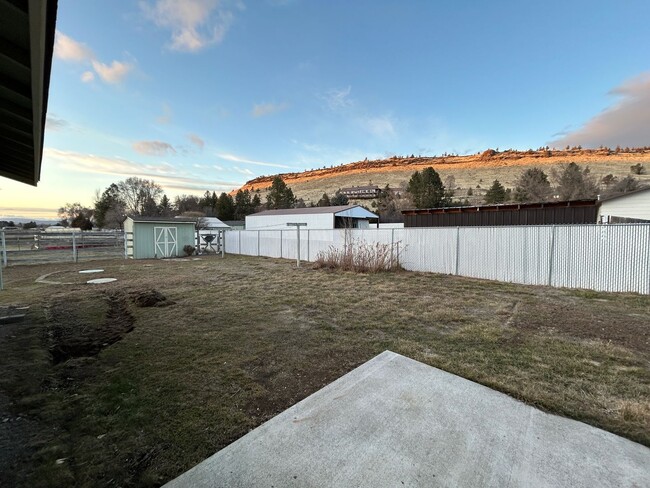 Building Photo - MOVE IN SPECIAL! Recently Remodel 2 Bedroo...