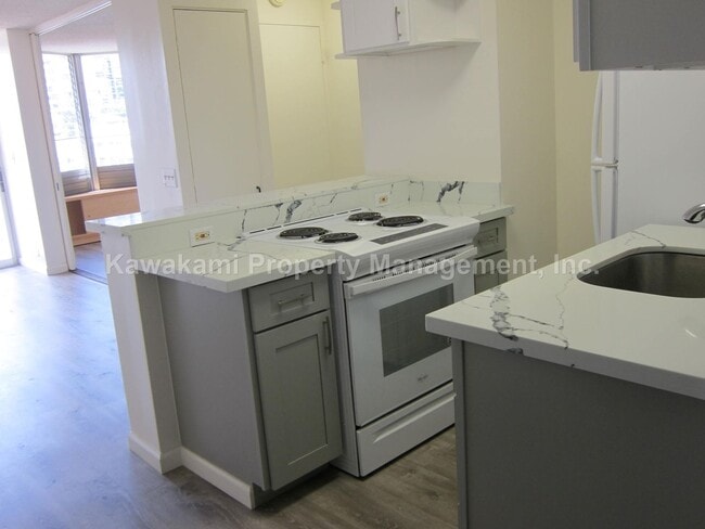 Building Photo - Conveniently Located, Renovated Condo w/Pa...